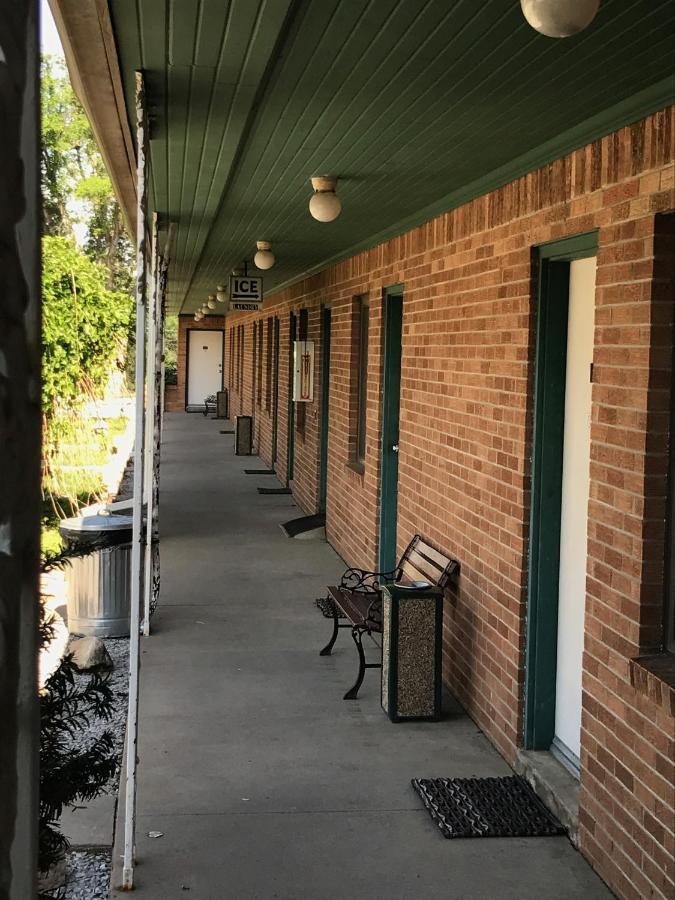 The Evergreen Motel In Kansas Pratt Exterior photo